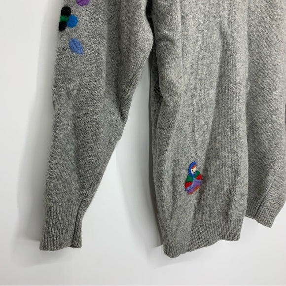 Joye + Fun Vintage 90’s Raised Embroidered People Wool Gray Mock Neck Sweater - Picture 9 of 16